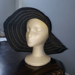 🎩 Floppy hat for the ladies